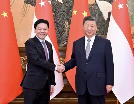 习近平会见新加坡总理黄循财
