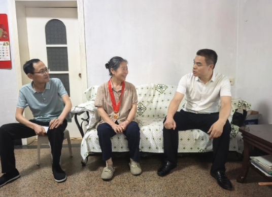 王建球“七一”走访慰问党员